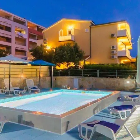 Lovely In Daire Makarska